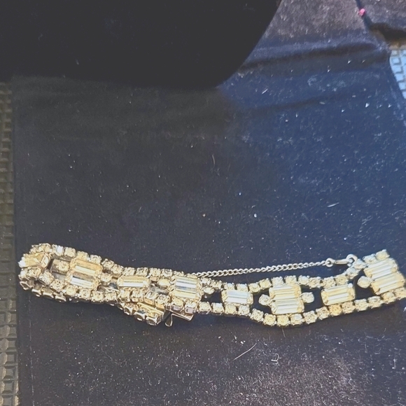 Como Vintage Jewelry - Kramer Elegant Silver Bracelet